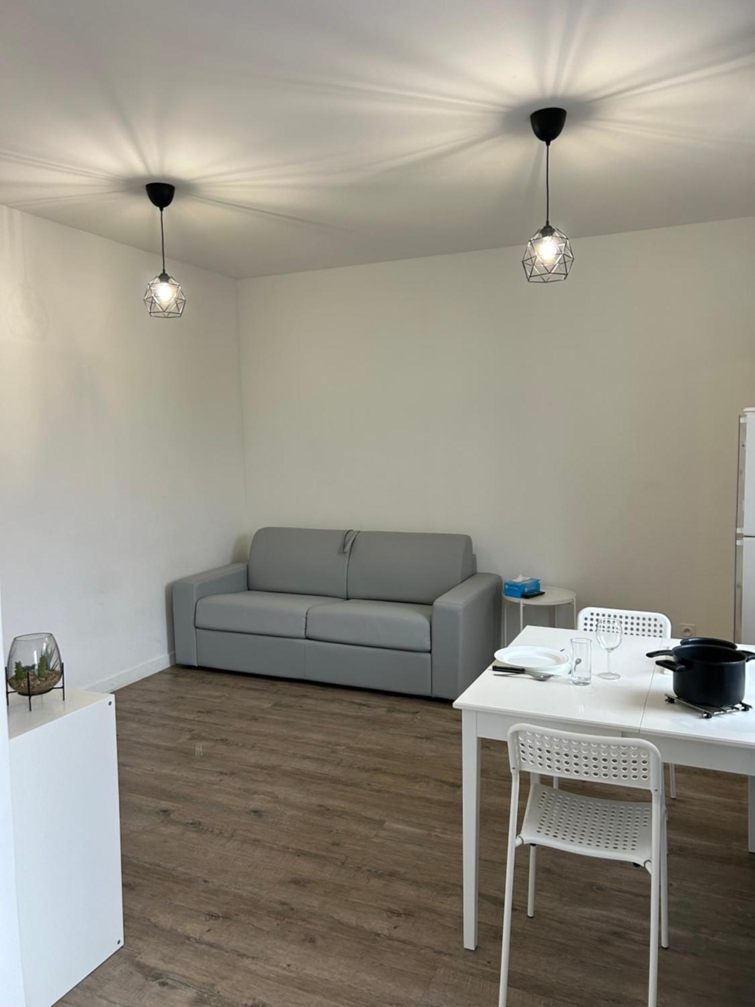 Superbe Studio Meuble Avec Parking Maubeuge Luaran gambar
